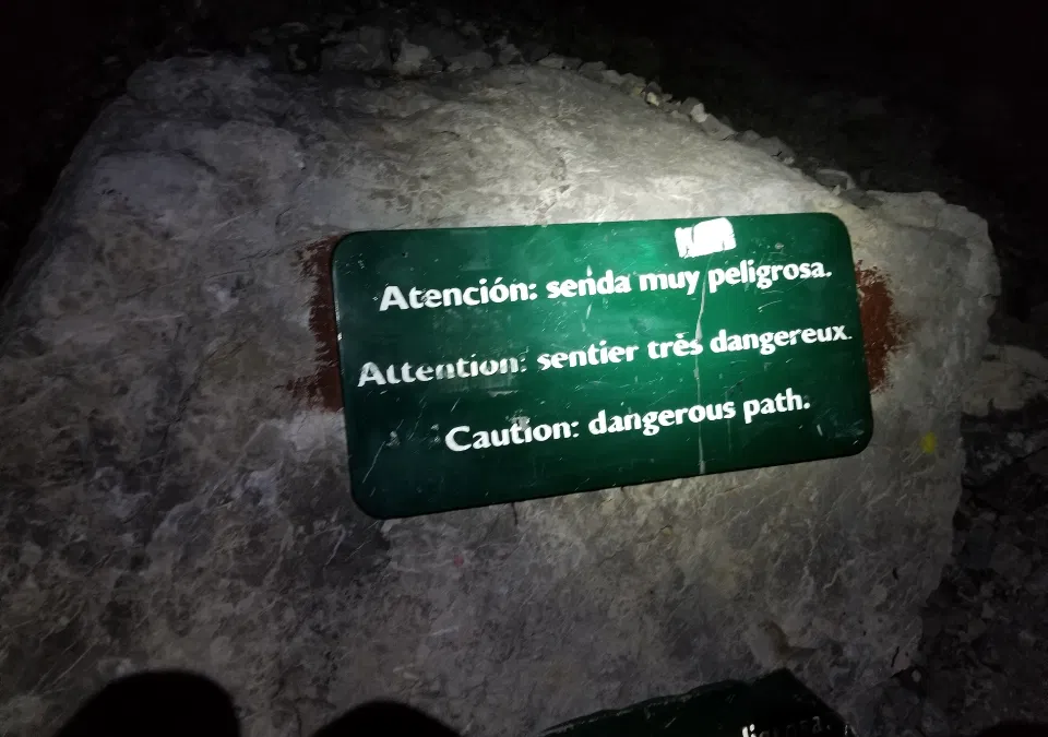 Panneau de danger sur le sentier, Mont Perdu