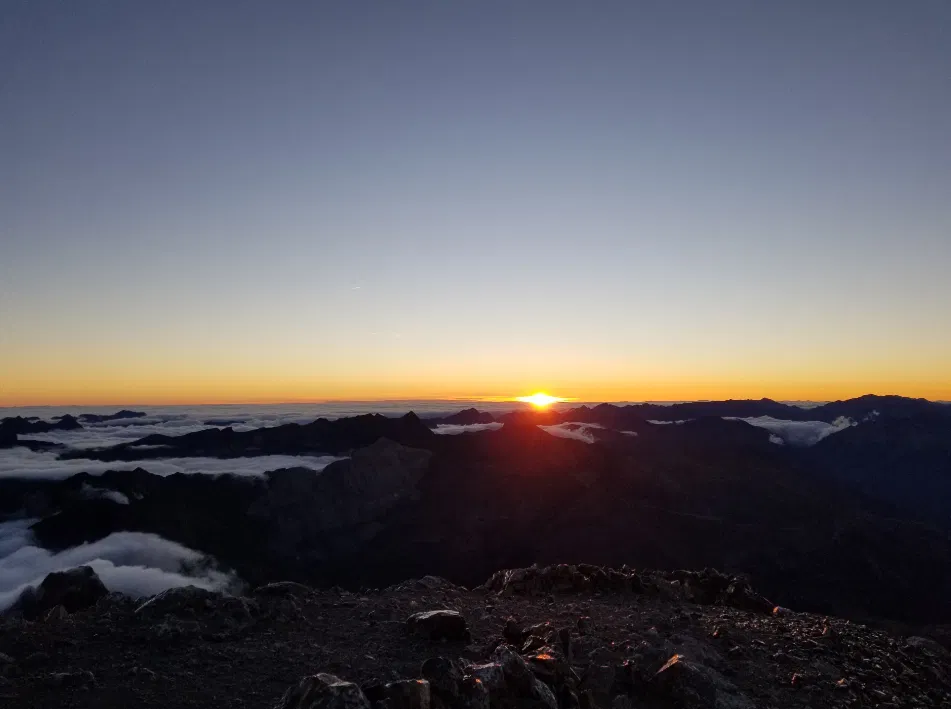 Lever de soleil sur mer de nuages, Mont Perdu